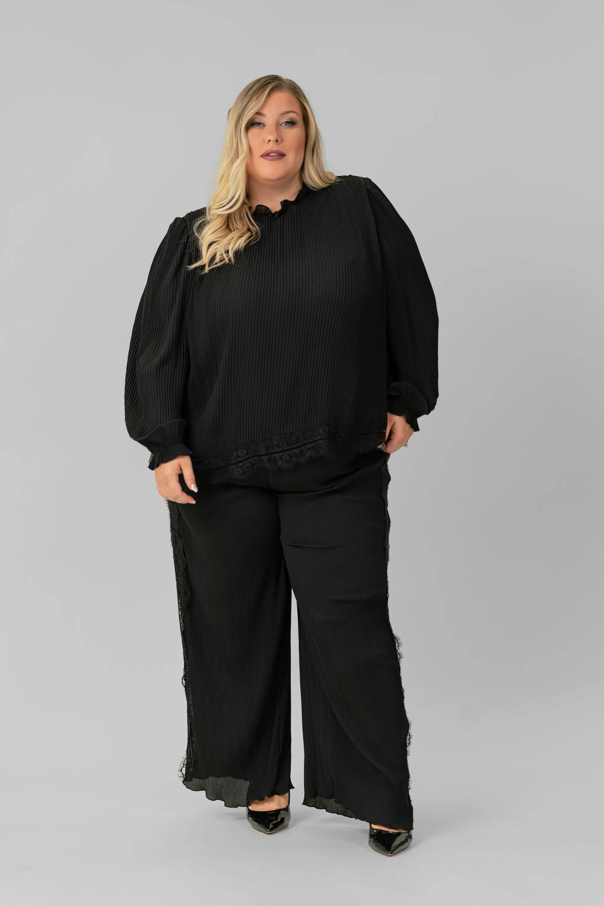 PLEATED TROUSER WITH LACE TRIM